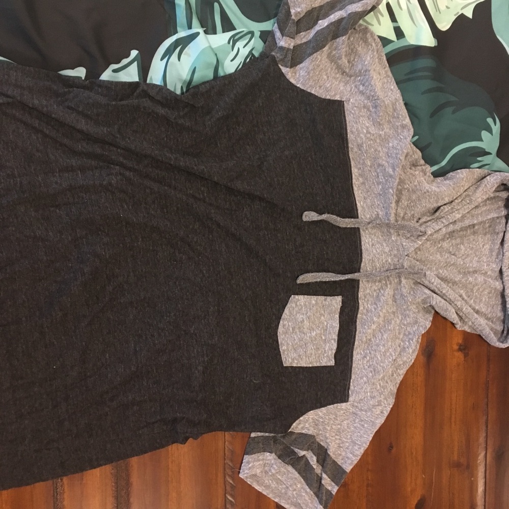 Men’s grey short sleeved hoodie